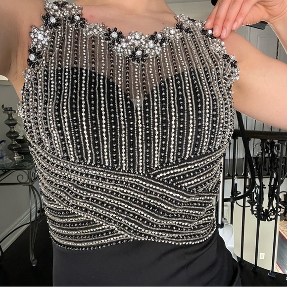 Elegant dress - Picture 1 of 7